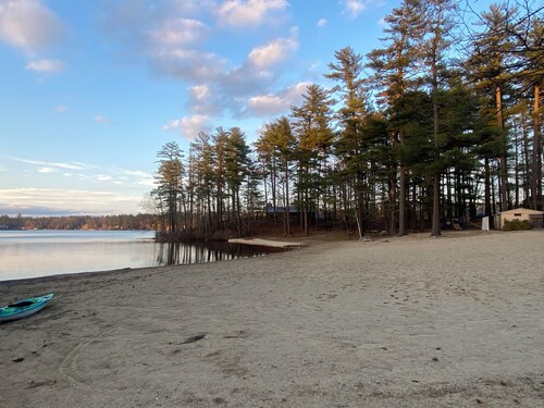 Newly renovated 2-bedroom cottage; walking distance to Baboosic Lake Town Beach