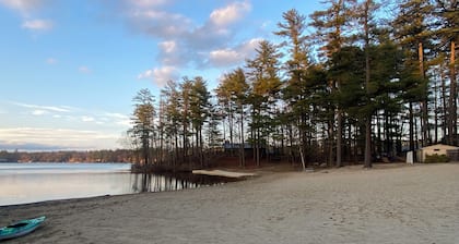 Newly renovated 2-bedroom cottage; walking distance to Baboosic Lake Town Beach