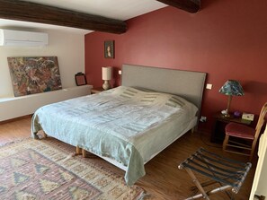 Fer et planche à repasser, accès Internet, draps fournis