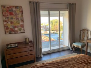 Fer et planche à repasser, accès Internet, draps fournis