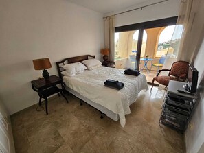 2 habitaciones, tabla de planchar con plancha y cuna de viaje 