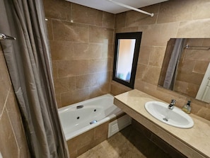 Dutxa, assecador de cabells, bidet i tovalloles 