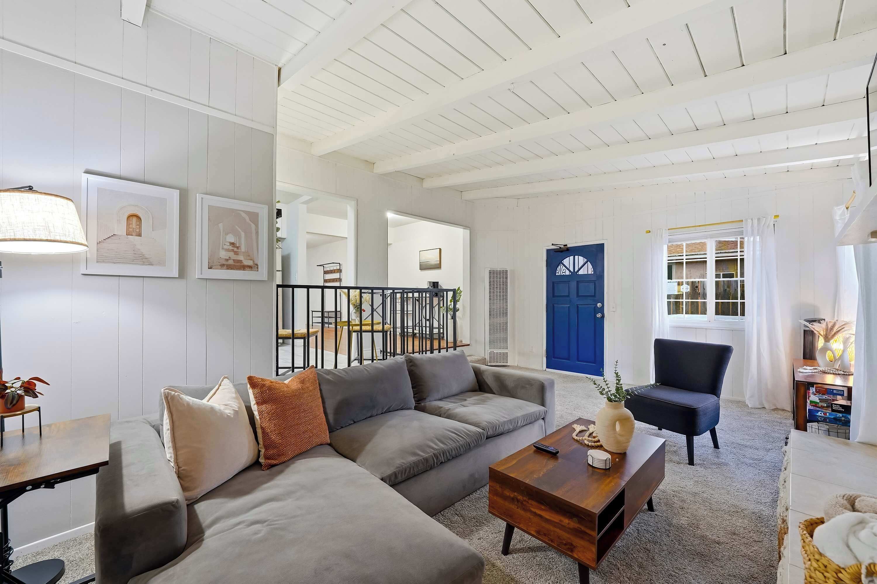 Televisión, futbolito y oficina 