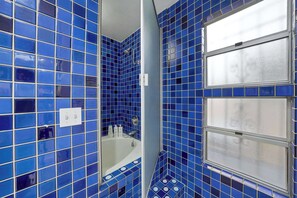 Een douche, een haardroger, handdoeken, shampoo