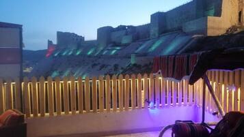 Luxe driepersoonskamer, balkon, uitzicht op stad | Terras