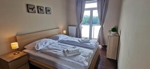 1 slaapkamer, een bureau, een strijkplank/strijkijzer, reisbedje