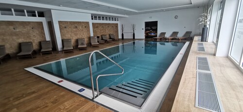 Apartment with a pool, sauna, and free parking