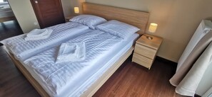 1 habitación, escritorio, tabla de planchar con plancha y cuna de viaje 
