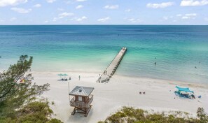 Una spiaggia nelle vicinanze