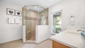Shower, hair dryer, shampoo - Infinite Views! Heated Pool! Directly on Tampa Bay (Holmes Beach)