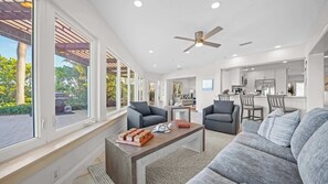 TV - Infinite Views! Heated Pool! Directly on Tampa Bay (Holmes Beach)