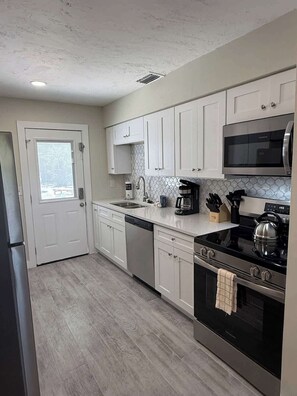 Kylskåp, mikrovågsugn, ugn och spishäll