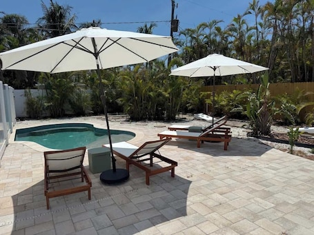 Pool. Kiwi Cottage~Private Heated Pool!~Shopping close!