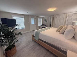 3 bedrooms, iron/ironing board, WiFi, bed sheets - Coconut Cottage~Private Heated Pool~Block to shops (Anna Maria)