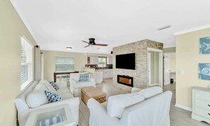 TV - Coast is Clear! Heated pool/spa~Close to shops (Anna Maria)