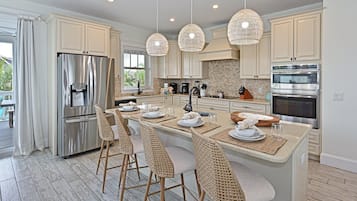 Geladeira, micro-ondas, fogão, cooktop