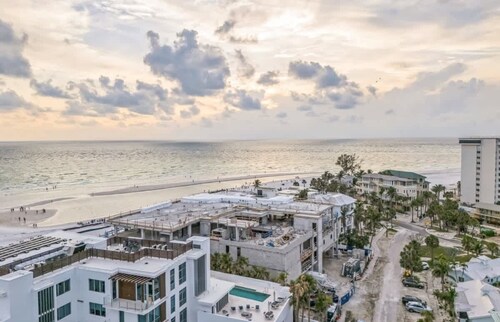 Southern Exposure~2 Homes from Beach! Heated Pool!