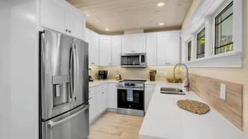 Een koelkast, een magnetron, een oven, een kookplaat