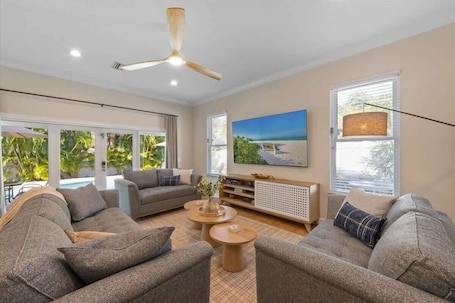TV. Palm Paradise~Steps to Shops/Beach~Best location!