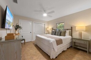 4 bedrooms, iron/ironing board, WiFi, bed sheets - Palm Paradise~Steps to Shops/Beach~Best location! (Anna Maria)