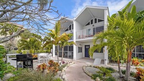 Terrace/patio - Coconuts 118 | Gulf View  Heated Pool • Steps to Sand (Holmes Beach)