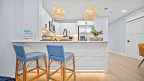 Køleskab, mikrobølgeovn, ovn, kogeplade