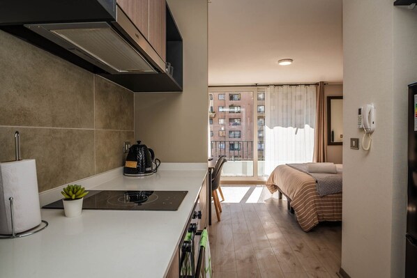 Suite ejecutiva | Cocina privada | Refrigerador, microondas, horno y parrilla de estufa 