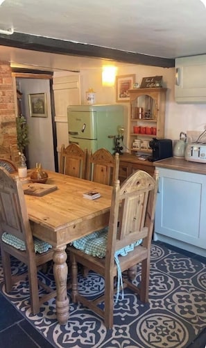 Dining - 18th Century Thatcned - Buttercup Cottage - cosy and charming (Bletsoe)