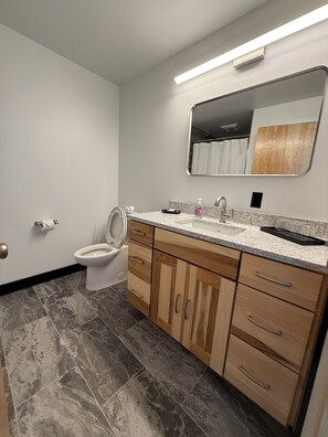 Shower, hair dryer, towels, soap - The Orion (Fairbanks)