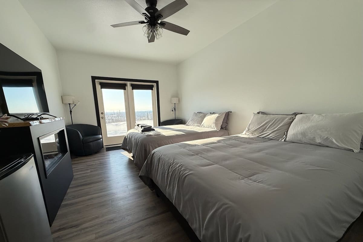 スタンダード 4 人部屋 パティオ マウンテンビュー | ノートパソコン用作業スペース、WiFi (無料)