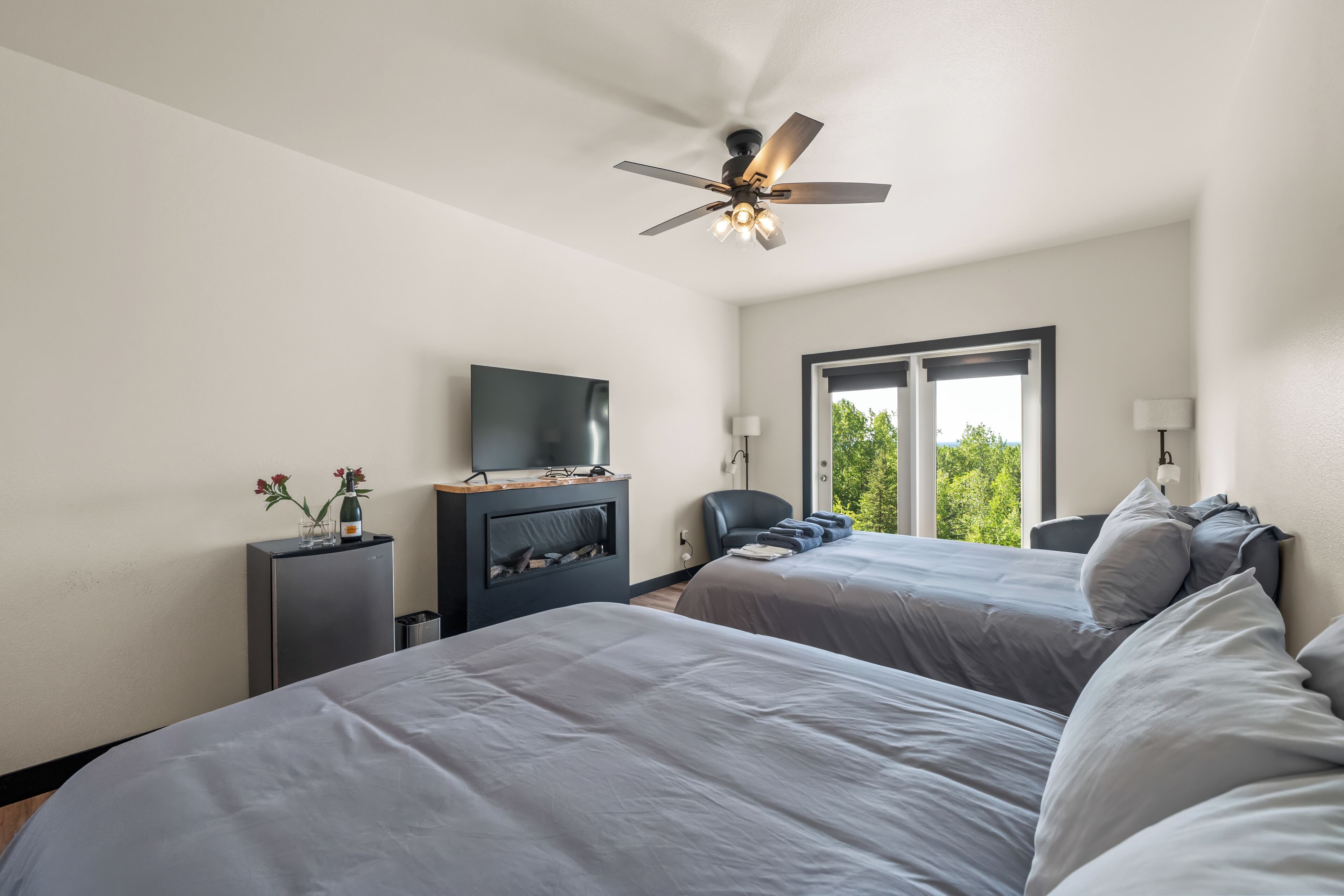 Habitación cuádruple estándar, patio, vistas a la montaña | Espacio para trabajar con un portátil y wifi gratis
