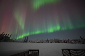 Un paysage enneigé avec une vue sur les aurores boréales.