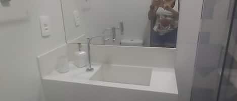 Douche, sèche-cheveux, serviettes fournies