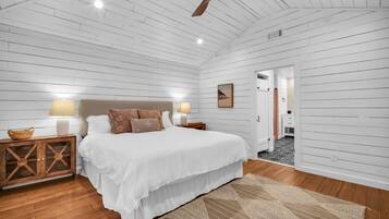 Työpöytä, silitysrauta/-lauta, Wi-Fi, vuodevaatteet