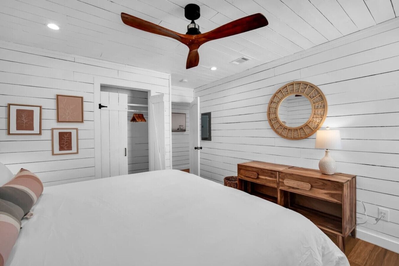 Een bureau, een strijkplank/strijkijzer, wifi, beddengoed