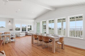 Dining - Luxury 5 Bedroom Beachfront Estate (Tybee Island)