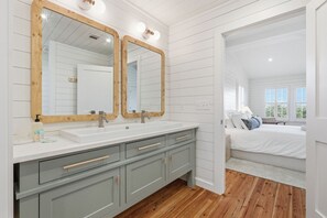 Desk, WiFi, bed sheets - Luxury 5 Bedroom Beachfront Estate (Tybee Island)