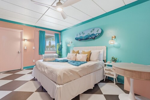 1 bed 1 bath condo, Swimming Pool, steps from beach