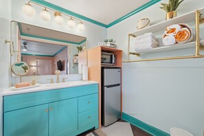 Een magnetron, een koffiezetapparaat/waterkoker, eettafels