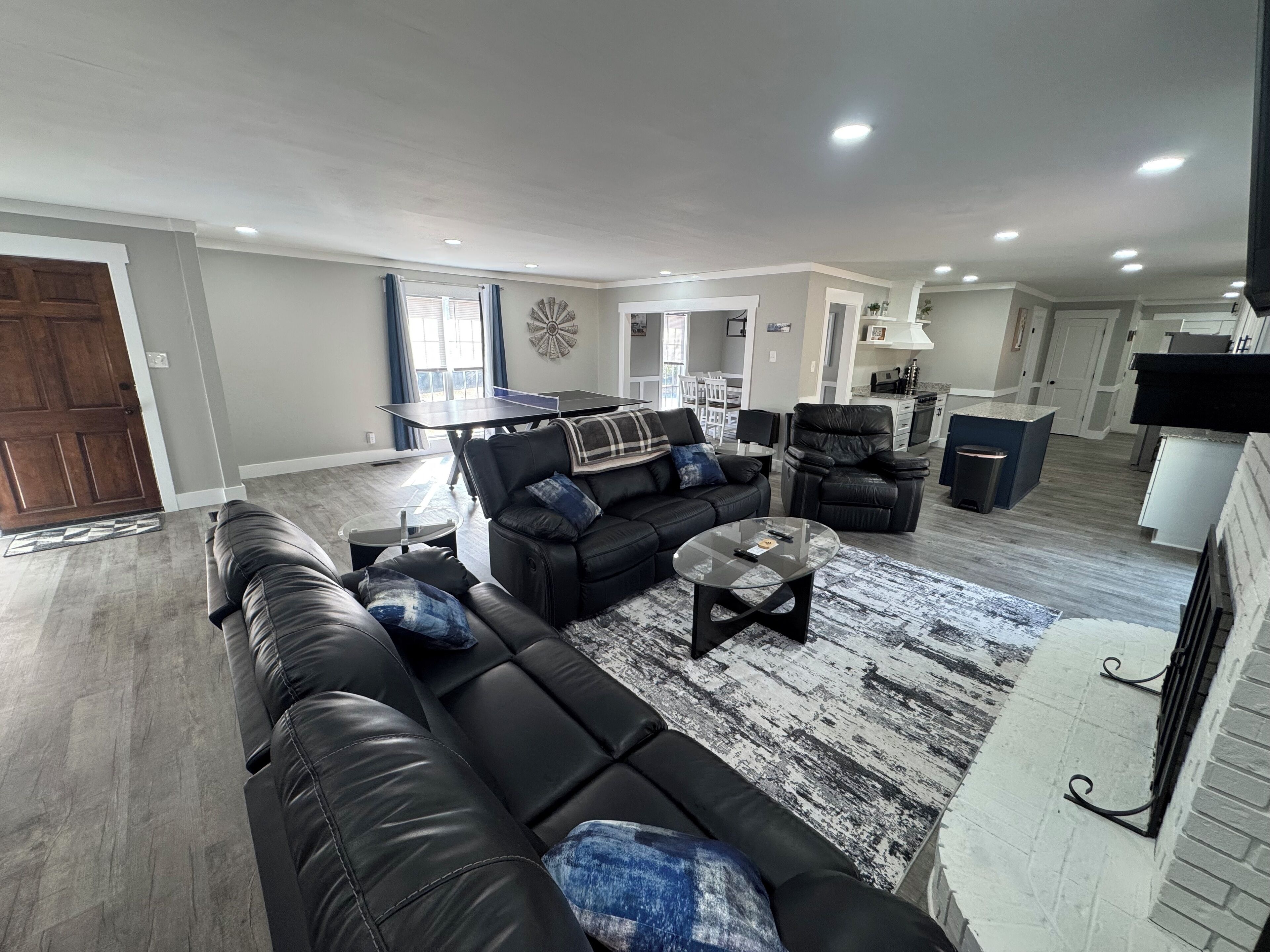 Smart TV, fireplace, table tennis, stereo