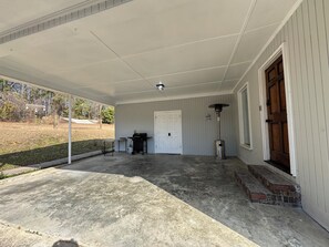 Terrace/patio - Spacious 4-bedroom house in tranquil North Macon with a ping pong & pool table! (Macon)