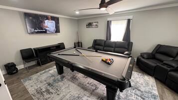Smart TV, fireplace, table tennis, stereo