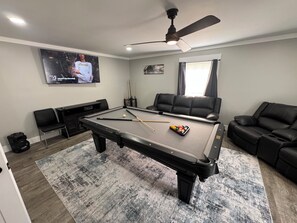 Smart TV, fireplace, ping pong, stereo - Spacious 4-bedroom house in tranquil North Macon with a ping pong & pool table! (Macon)