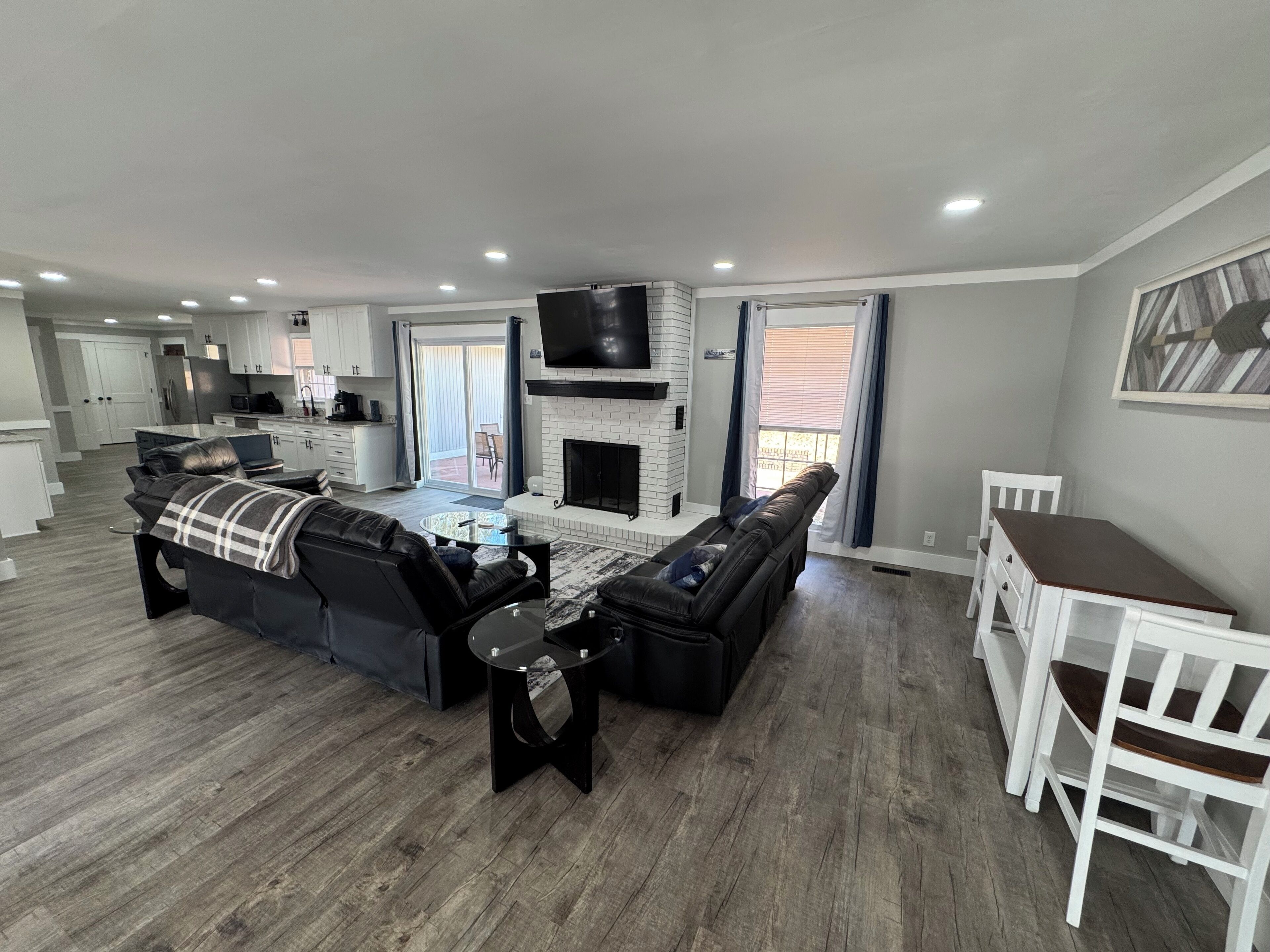 Smart TV, fireplace, table tennis, stereo