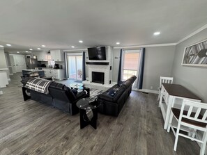 Een smart-tv, een open haard, een tafeltennistafel en een stereo