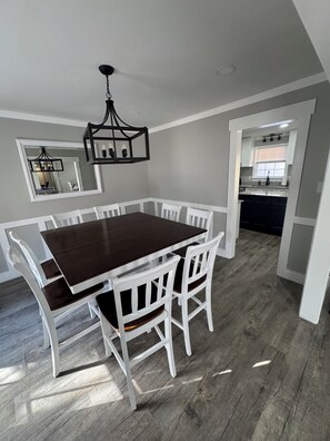 Dining - Spacious 4-bedroom house in tranquil North Macon with a ping pong & pool table! (Macon)