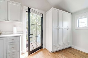 Interior - Sunday Haus Loft - Walk to Main Street! (Fredericksburg)