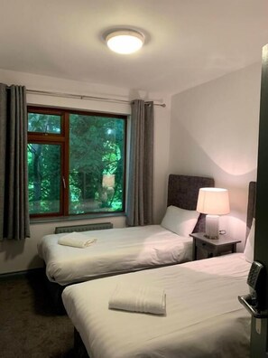 Phòng 2 giường đơn tiện nghi đơn giản | Truy cập Internet không dây miễn phí 