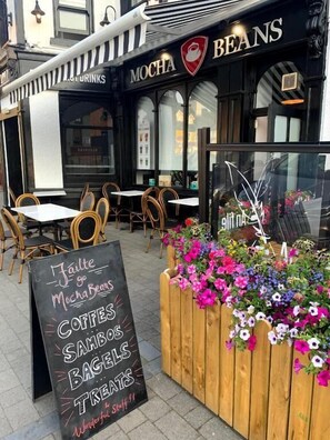 Outdoor dining - Mocha Beans Westport (Westport)