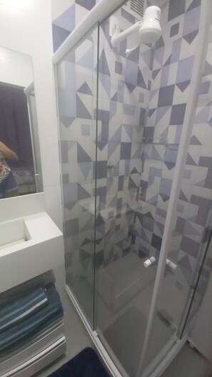Douche, sèche-cheveux, serviettes fournies